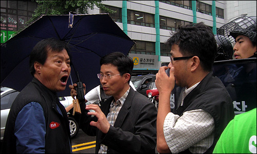 오종렬, 정광훈 대표를 면회하려는 범국본 사람들과 경찰서 진입을 막으려는 경찰 사이에 작은 실랑이가 벌어졌다 